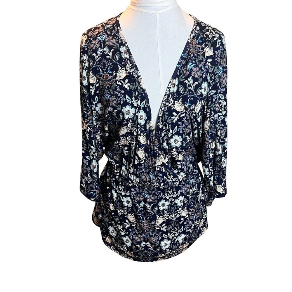 Chicwe Size 1X Open Front V Neck Blouse Blue Floral Stretchy Asymetrical Hem NWT
